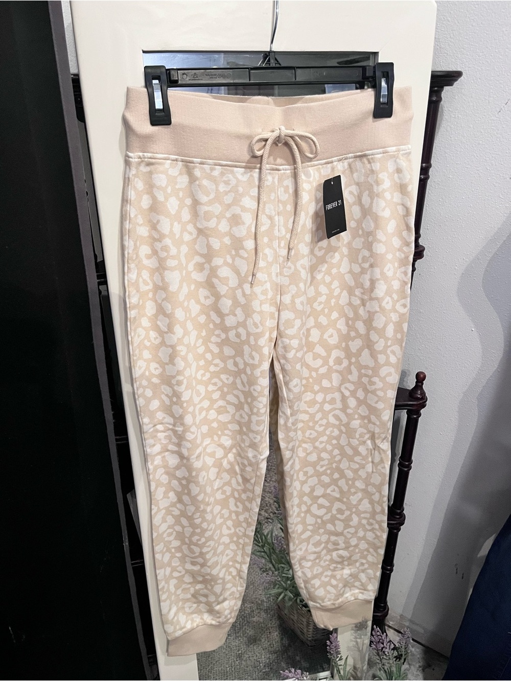 Women’s Leopard Print Joggers Women’s Size Medium